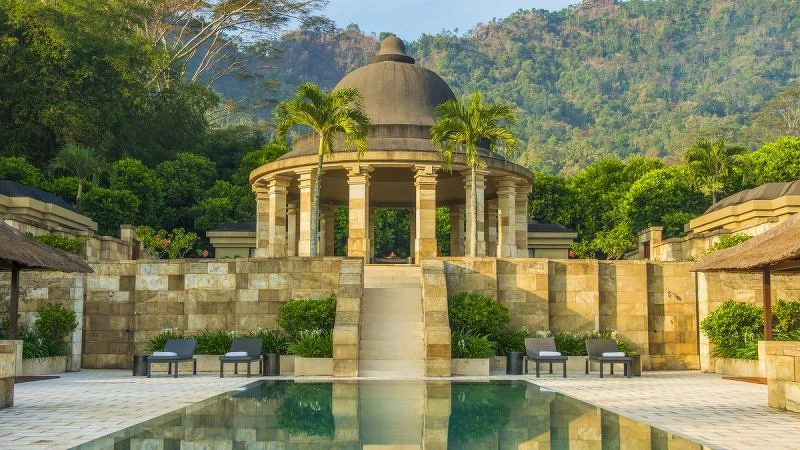 因為鄰近婆羅浮屠,也為了與「東方金字塔」用建築致敬。 因為鄰近婆羅浮屠,也為了與「東方金字塔」用建築致敬。